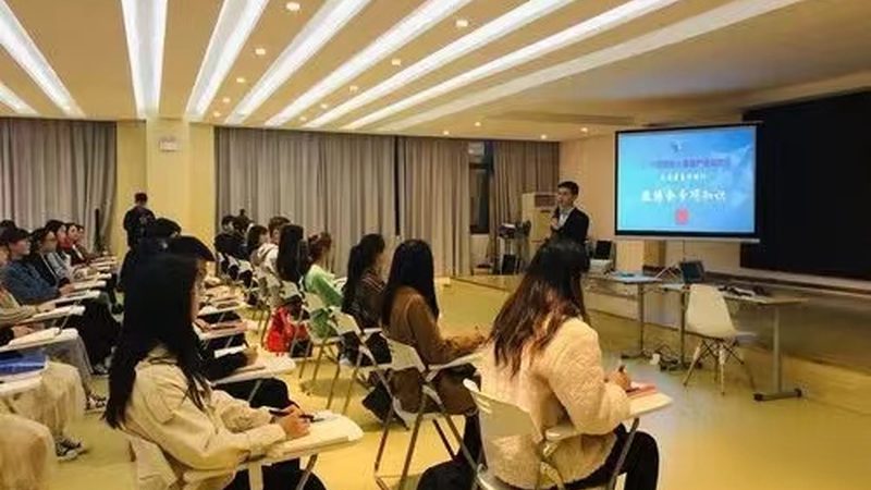 建造师培训机构的收费标准主要由以下几个方面构成：
